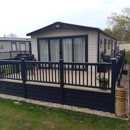Captivating Bluebell Lodge 2-Bed Cotswolds Caravan Cirencester Exteriör bild