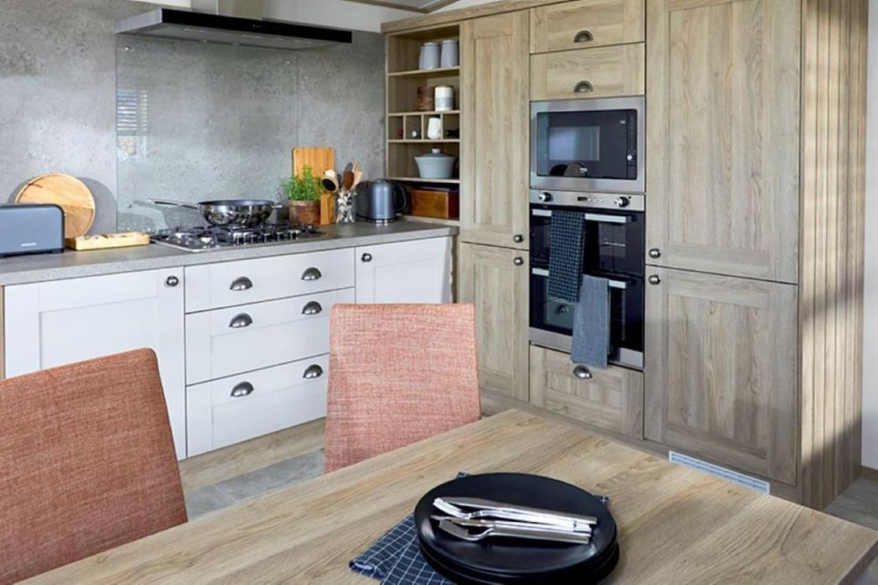 Captivating Bluebell Lodge 2-Bed Cotswolds Caravan Cirencester Exteriör bild