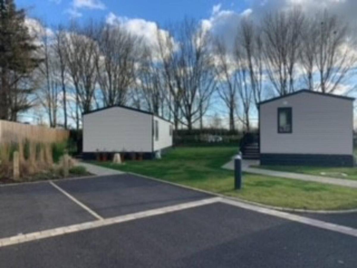 Captivating Bluebell Lodge 2-Bed Cotswolds Caravan Cirencester Exteriör bild