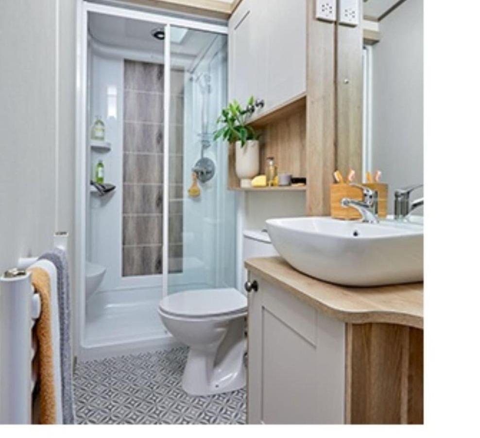 Captivating Bluebell Lodge 2-Bed Cotswolds Caravan Cirencester Exteriör bild