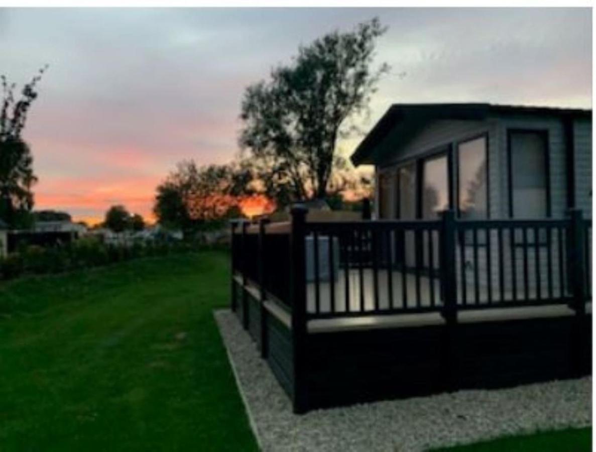 Captivating Bluebell Lodge 2-Bed Cotswolds Caravan Cirencester Exteriör bild