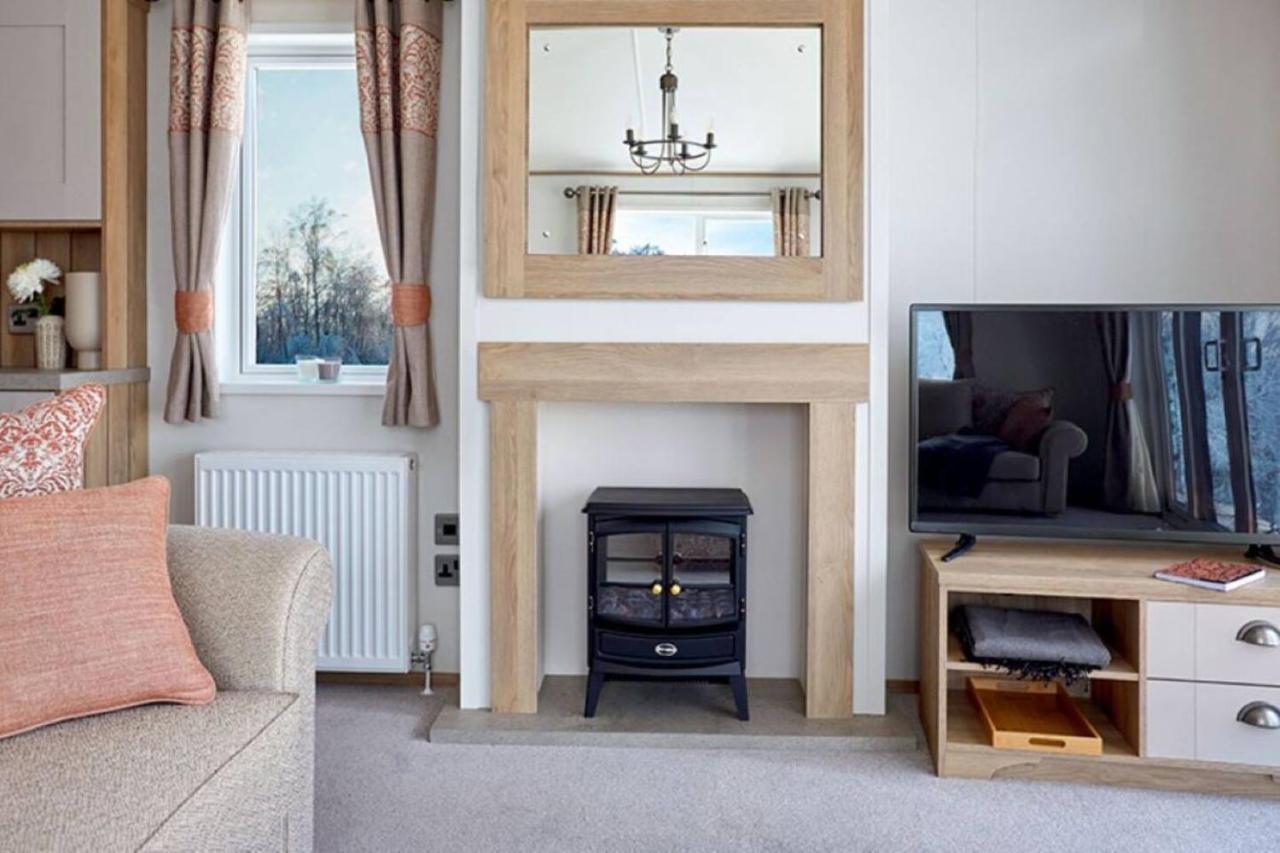 Captivating Bluebell Lodge 2-Bed Cotswolds Caravan Cirencester Exteriör bild