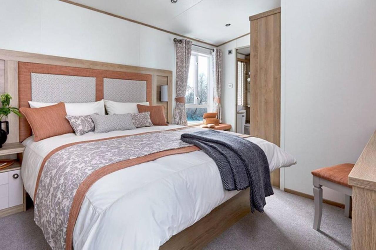 Captivating Bluebell Lodge 2-Bed Cotswolds Caravan Cirencester Exteriör bild