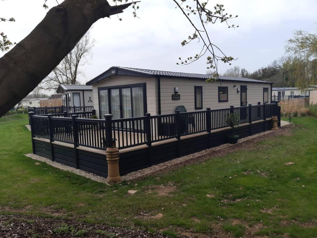 Captivating Bluebell Lodge 2-Bed Cotswolds Caravan Cirencester Exteriör bild