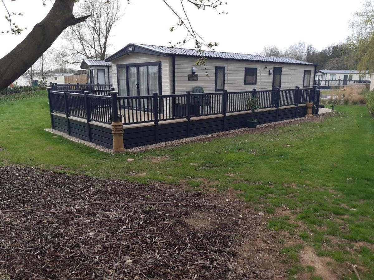 Captivating Bluebell Lodge 2-Bed Cotswolds Caravan Cirencester Exteriör bild